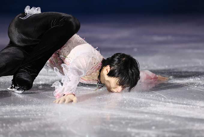 【北京五輪２０２２】＜フィギュアスケート　エキシビション＞　羽生結弦のエキシビションの演技　４回転アクセル世界初公認、伝説生んだ銀盤にキス　＝2022年02月20日、首都体育館　写真提供：産経新聞社