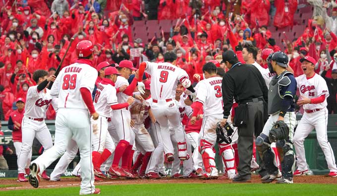 【プロ野球広島対ヤクルト】サヨナラの２点本塁打を放ちナインに迎えられる広島・秋山翔吾（９）　右端は新井貴浩監督＝マツダスタジアム　撮影日：2023年04月15日　写真提供：産経新聞社