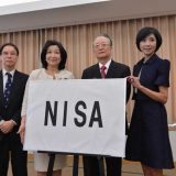 「少額投資非課税制度」（日本版ISA）の愛称「NISA（ニーサ）」を発表した　日本証券業協会の前哲夫会長（右から2人目）と女優の黒木瞳（右）　（左から、吉野直行慶応大教授、住田裕子弁護士）　撮影日：2013年04月30日　写真提供：産経新聞社