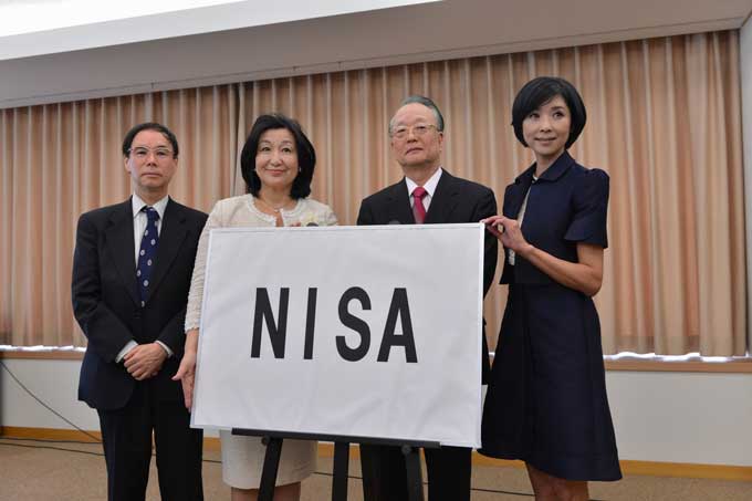 「少額投資非課税制度」（日本版ISA）の愛称「NISA（ニーサ）」を発表した　日本証券業協会の前哲夫会長（右から2人目）と女優の黒木瞳（右）　（左から、吉野直行慶応大教授、住田裕子弁護士）　撮影日：2013年04月30日　写真提供：産経新聞社