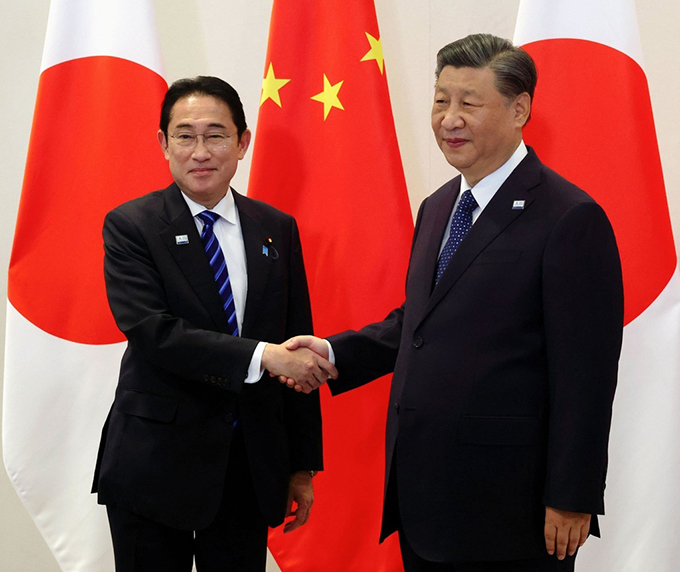 会談の冒頭で握手する岸田首相（左）と中国の習近平国家主席＝2023年11月16日、米サンフランシスコ（代表撮影・共同）　写真提供：共同通信社