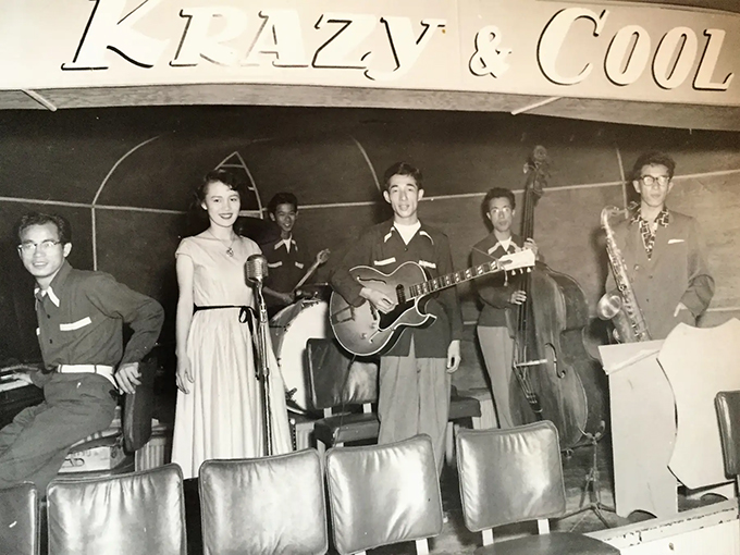 悌子さんと、ギターを抱えるのがバンドマスターで夫の勝さん　1957年ごろ、沖縄のクラブで