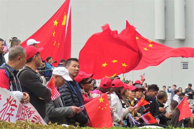 訪米した中国の習近平国家主席の宿泊施設前で歓迎する中国系住民ら＝2023年11月14日、アメリカ・サンフランシスコ　写真提供：時事通信社