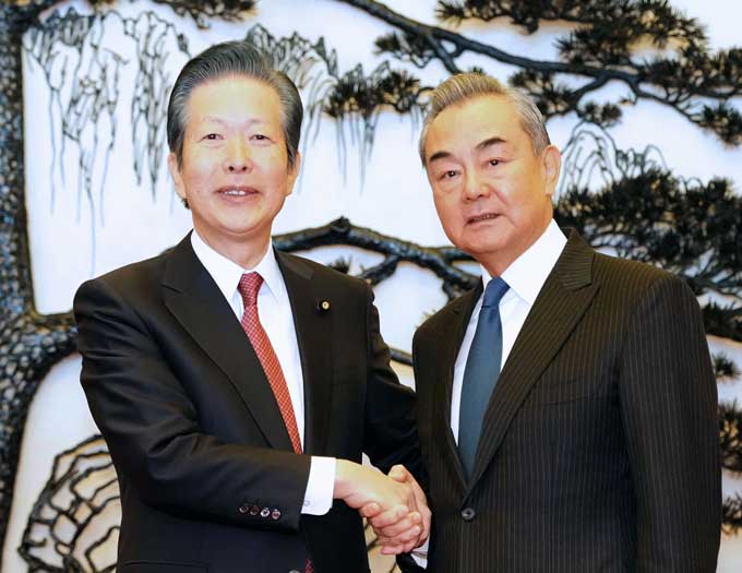 中国の王毅共産党政治局員兼外相（右）と握手を交わす公明党の山口那津男代表＝2023年11月23日、中国・北京の人民大会堂［代表撮影］　写真提供：時事通信社