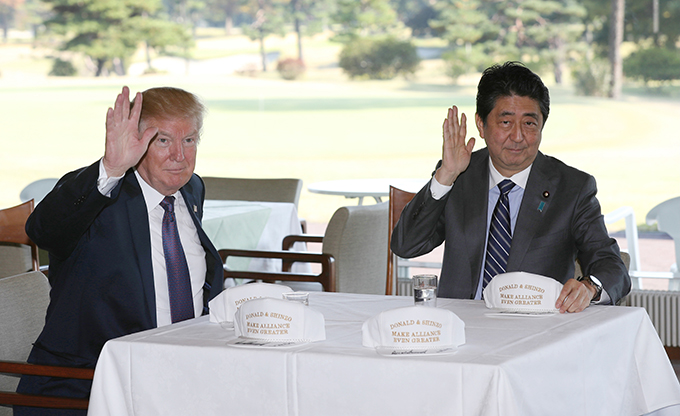 日米首脳がゴルフ会談　ゴルフ場での昼食前に、手を振る安倍晋三首相（右）とトランプ米大統領＝2017年11月5日、埼玉県川越市の霞ケ関カンツリー倶楽部　写真提供：産経新聞社