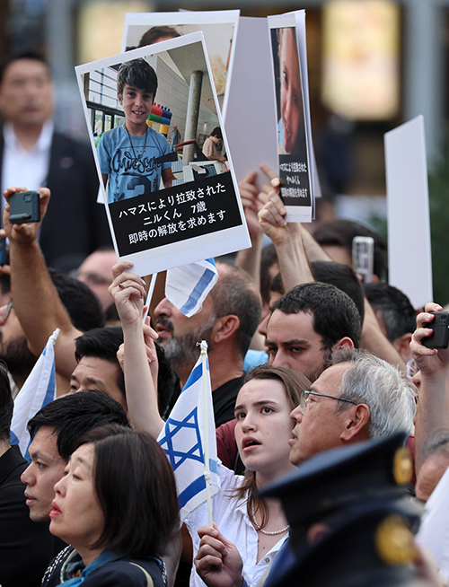 渋谷駅前でイスラエル支持の集会が開かれ、ハマスに拉致されたとされる人たちの写真を掲げる人たち＝2023年10月11日午後、東京都渋谷区　写真提供：産経新聞社