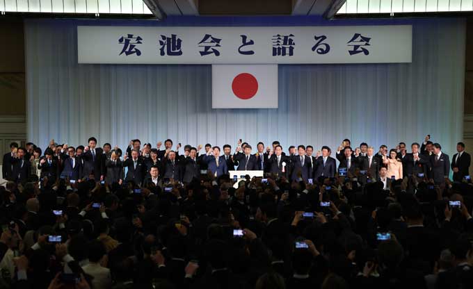 自民党岸田派（宏池会）の「宏池会と語る会」　乾杯の声を上げる宏池会と語る会の議員ら＝2023年05月17日午後、東京都港区　写真提供：産経新聞社