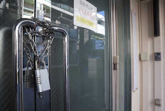 日本大学アメリカンフットボール部フェニックスの学生寮。入口には鍵かかけられ、人影はない状況が続いていた＝2023年12月4日、東京都中野区　写真提供：産経新聞社