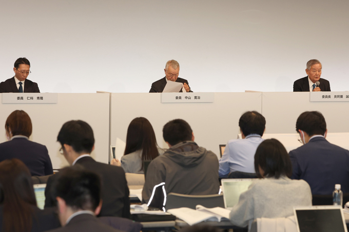 ダイハツ試験不正に関する第三者委員会の記者会見が行われた。調査結果報告を行う 貝阿彌誠委員長（写真右）　撮影日：2023年12月20日　撮影場所：東京都　写真提供：産経新聞社