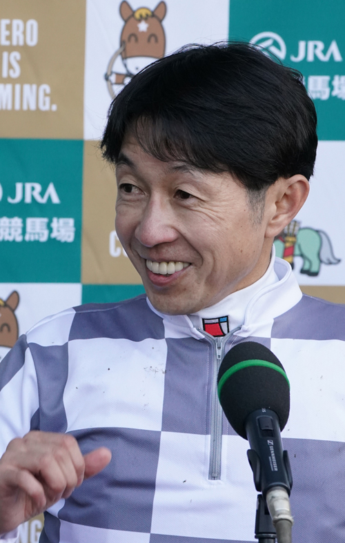 第116回 京都記念　１着・ドウデュース　勝利騎手の武豊騎手　笑顔で勝利インタビュー＝阪神競馬場　撮影日：2023年02月12日　写真提供：産経新聞社