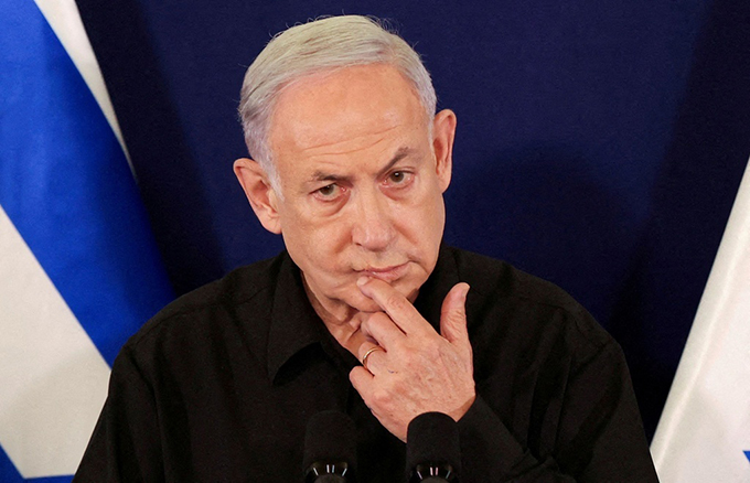 記者会見するイスラエルのネタニヤフ首相＝2023年10月、中部テルアビブ（ロイター＝共同）　写真提供：共同通信社