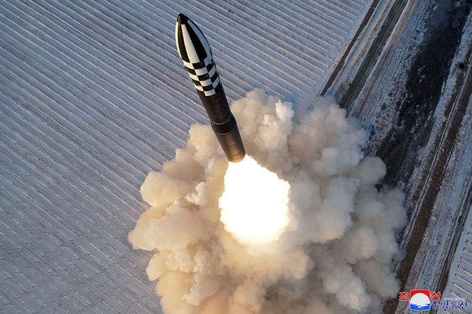 大陸間弾道ミサイル（ICBM）「火星砲18」型の発射訓練。朝鮮中央通信が19日報じた（朝鮮中央通信＝朝鮮通信）　朝鮮通信／共同通信イメージズ　写真提供：共同通信社