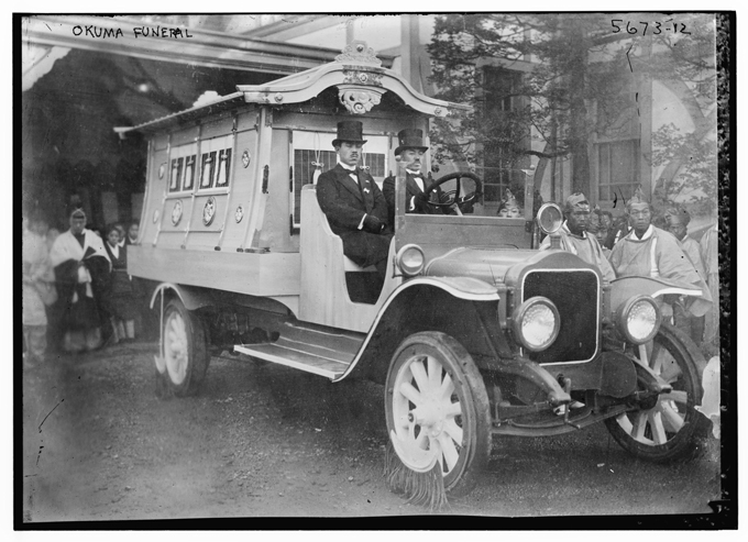 大隈重信の棺を乗せた霊柩車（1922年）　　PD