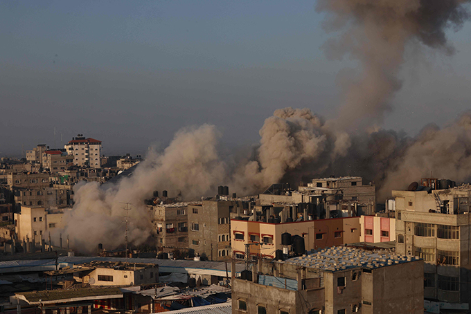 パレスチナ自治区ガザ南部ラファで、戦闘再開後のイスラエルの空爆により立ち上る煙。＝2023年12月1日　AFP＝時事　写真提供：時事通信