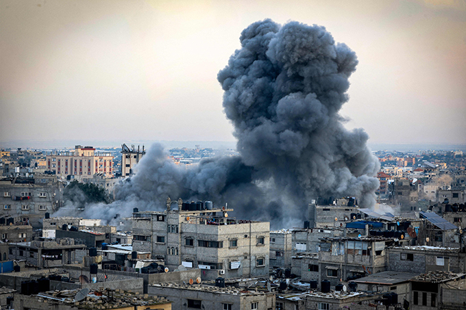 パレスチナ自治区ガザ南部ラファで、イスラエルによる爆撃を受け上がる煙。＝2023年12月12日　AFP＝時事　写真提供：時事通信