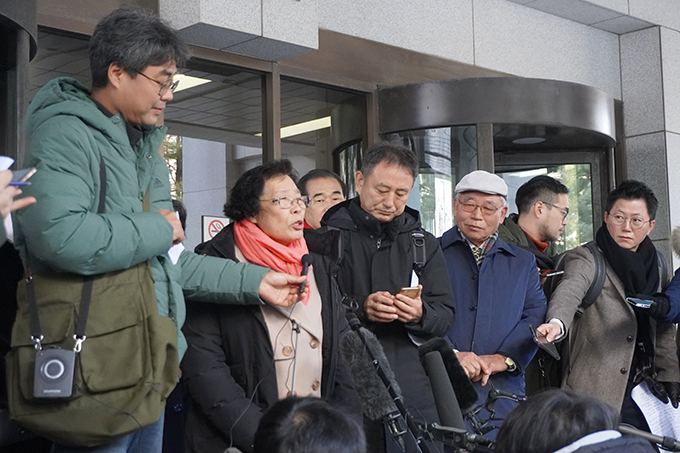2023年12月28日、韓国・ソウルの韓国最高裁で判決後に取材に応じる元徴用工訴訟の原告側　写真提供：時事通信