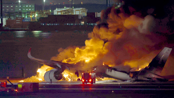 羽田空港で炎上する日本航空機＝2024年01月02日午後、羽田空港　写真提供：産経新聞社