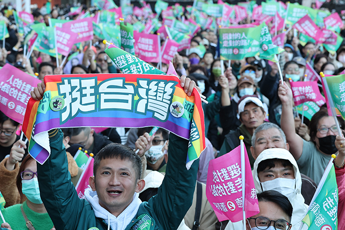 民主進歩党本部の近くに集まり、台湾総統選の開票の行方を見守る同党の支持者ら＝2024年1月13日午後、台北（松本健吾撮影）　写真提供：産経新聞社