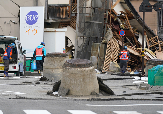 【能登半島地震】地震の影響で道路から突き出たマンホール＝2024年1月19日午前、石川県輪島市（鴨川一也撮影）　写真提供：産経新聞社