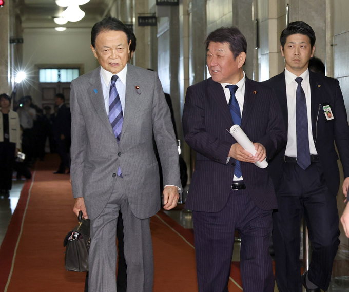 自民党の役員会に臨む麻生太郎副総裁（左）と茂木敏充幹事長＝2023年12月11日午後、国会内　写真提供：産経新聞社