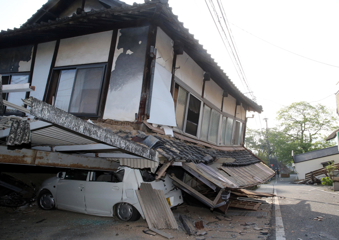 【熊本地震】崩れ落ちた家屋と下敷きになった車＝熊本県益城町　撮影日 2016年04月15日　写真提供：産経新聞社