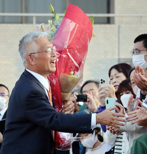 退任セレモニーで多くの市民から送り出される泉房穂市長＝令和5年4月28日午後6時7分、兵庫県明石市