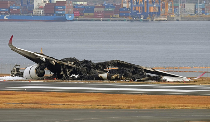 焼け焦げた日航機＝2024年1月3日午前8時6分、羽田空港 写真提供：共同通信社