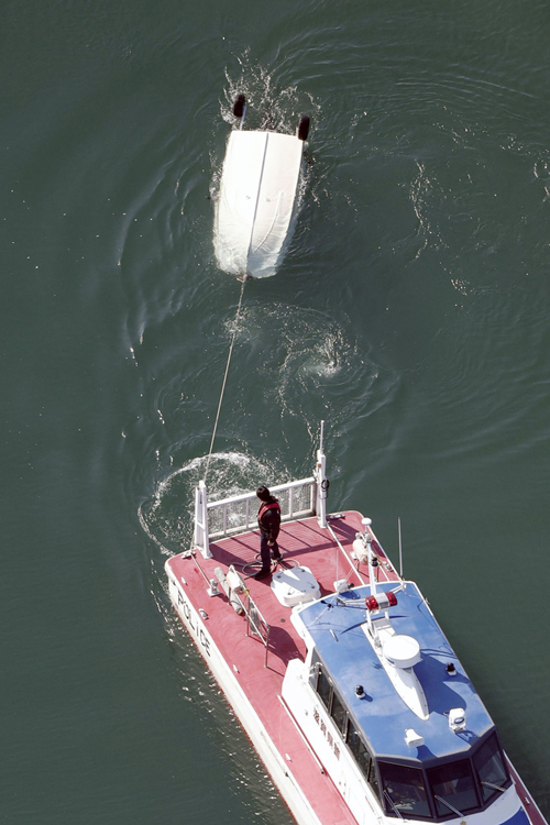 琵琶湖でえい航される転覆したボート（上）＝2024年1月30日午前10時50分（共同通信社ヘリから）写真提供：共同通信社