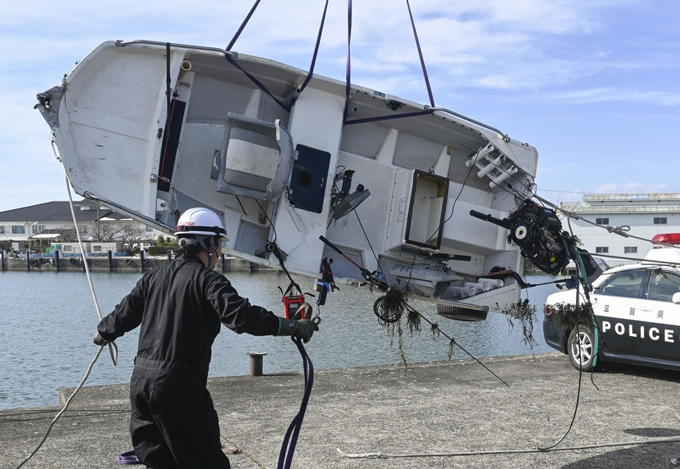 滋賀県長浜市の長浜港に引き上げられたボート＝2024年1月30日午後1時39分　写真提供：共同通信社