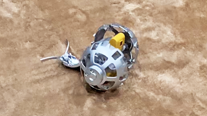 小型月面ロボット「LEV-2」別名「SORA-Q」　記者会見場わきでは同一機が展示されていた