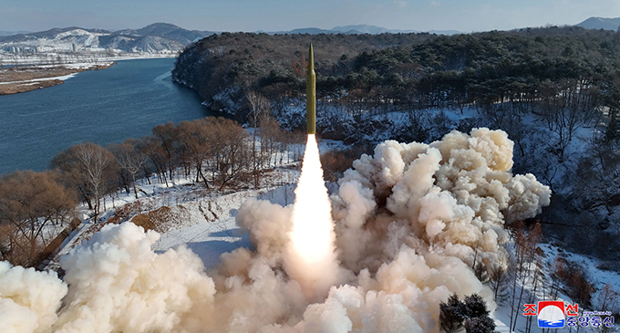 2024年1月14日に北朝鮮が実施したとする固体燃料式の中長距離弾道ミサイルの発射実験　朝鮮通信＝時事　写真提供：時事通信