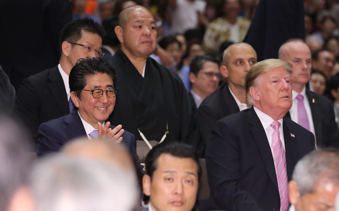 大相撲五月場所観戦に訪れた、トランプ米大統領（右）。左は安倍晋三首相＝ 2019年05月26日午後、両国国技館　写真提供：産経新聞社