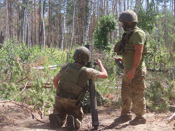 東部ルガンスク州の森で迫撃砲を発射するウクライナ軍兵士＝2023年8月19日　写真提供：産経新聞社