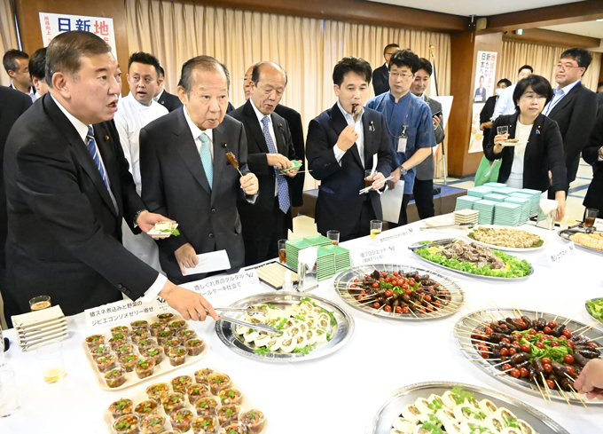 自民党の鳥獣食肉利活用推進議員連盟（ジビエ議連）などが開いたジビエ料理の試食会に参加した、石破茂（左端、同議連会長）、二階俊博（左から２人目）両元幹事長＝2023年06月20日午後、党本部　写真提供：産経新聞社