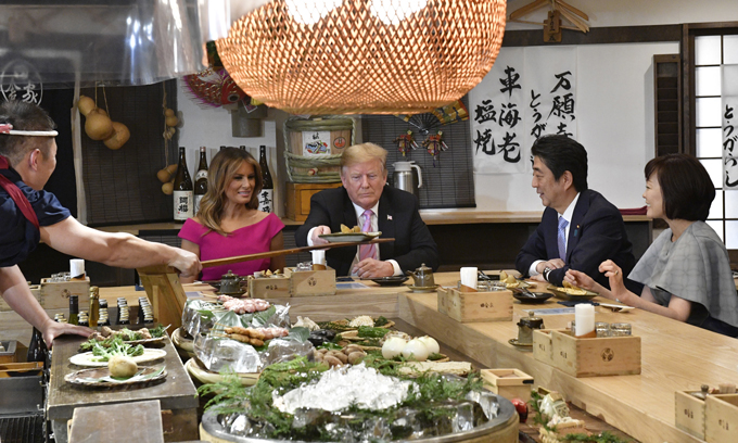 炉端焼き店での夕食会を楽しむ（左から）メラニア夫人、トランプ米大統領、安倍晋三首相、昭恵夫人　＝2019年05月26日午後、東京・六本木　写真提供：産経新聞社