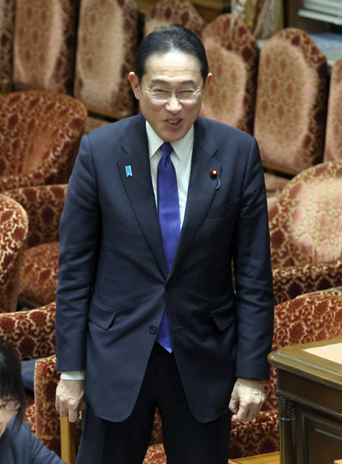 衆院予算委員会を終え笑顔の岸田文雄首相＝2024年2月9日午後、国会・衆院第１委員室（春名中撮影）　写真提供：産経新聞社