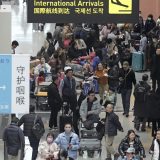 中国の旧正月「春節」が始まり、にぎわう関西空港の国際線到着ロビー＝2024年2月10日午前、関西空港（甘利慈撮影）　写真提供：産経新聞社