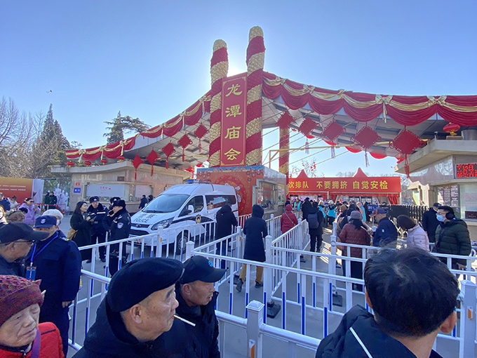 春節（旧正月）を迎えた10日、北京市中心部の龍潭公園では新年を祝う伝統的な縁日「廟会」が始まり、多くの人でにぎわった（三塚聖平撮影）＝2024年2月10日　写真提供：産経新聞社
