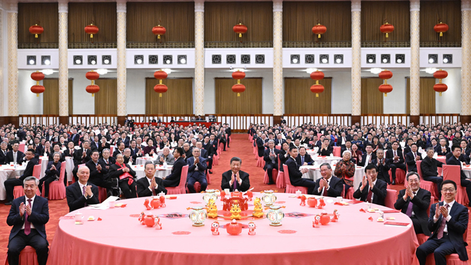 2024年2月8日、北京での各界の来場者と一堂に会し春節を迎える習近平、李強、趙楽際、王滬寧、蔡奇、丁薛祥、李希、韓正　各氏ら中国共産党と国家の指導者。～中国共産党中央委員会と国務院は8日、北京の人民大会堂で2024年「春節団拝会」（旧正月の合同祝賀会）を開催した。（北京＝新華社記者／申宏）　新華社／共同通信イメージズ