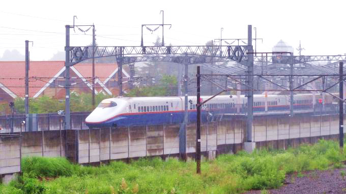 E2系新幹線電車「あさま」、北陸新幹線・軽井沢駅（2011年撮影）