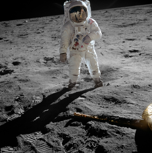 月面上で船外活動中にポーズを取るバズ・オルドリン（撮影：ニール・アームストロング）　　PD