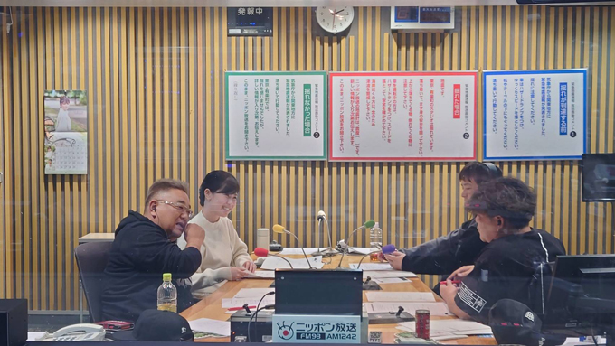 （前列）サンドウィッチマン・伊達みきお、富澤たけし　（後列左）ニッポン放送・東島衣里アナウンサー