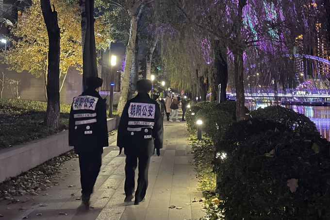 北京市内の「白紙運動」の現場付近を警戒する公安当局　2023年11月27日夜　写真提供：時事通信社