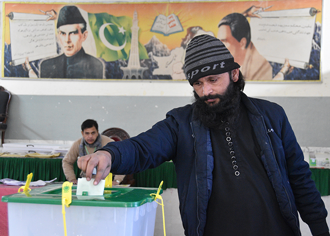 8日、パキスタンの首都イスラマバードの投票所で票を投じる男性＝2024年2月8日　写真提供：時事通信