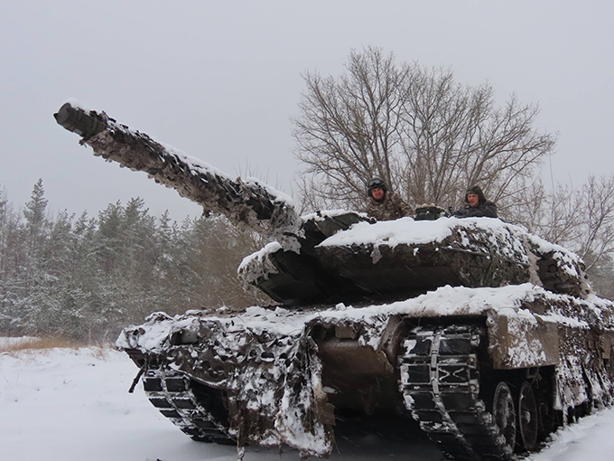 ウクライナ東部ドネツク州で任務に就くレオパルト2戦車＝2024年2月9日（遠藤良介撮影）　写真提供：産経新聞社