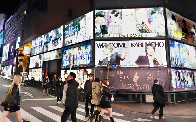 ホストクラブの看板が乱立する歌舞伎町　＝新宿区　撮影日 2023年12月18日　写真提供：産経新聞社