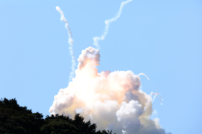 カイロスロケット打ち上げ　打ち上げ直後に爆発し煙が上がった＝2024年03月13日午前、和歌山県那智勝浦町（彦野公太朗撮影）　写真提供：産経新聞社