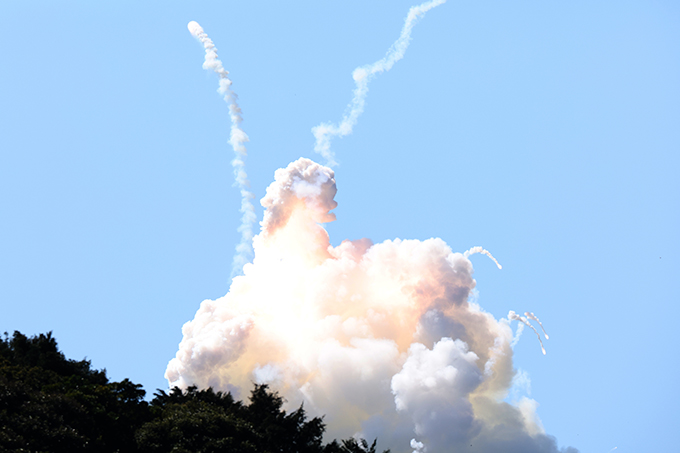 カイロスロケット打ち上げ　打ち上げ直後に爆発し煙が上がった＝2024年3月13日午前、和歌山県那智勝浦町（彦野公太朗撮影）　写真提供：産経新聞社