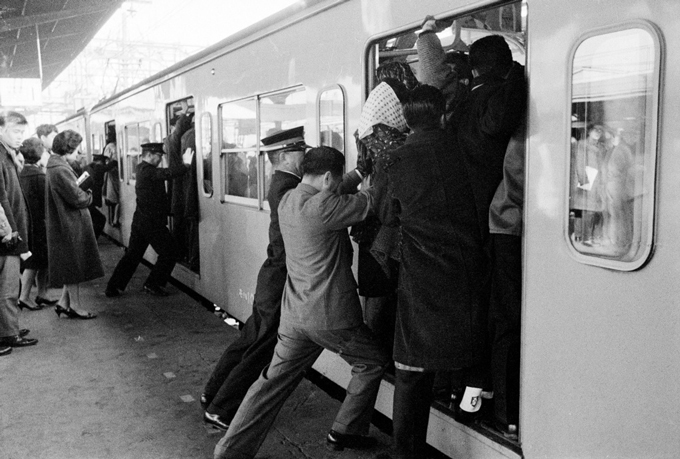 朝の通勤ラッシュ。一人でも多く乗せようと「尻押し部隊」が出動＝1962（昭和37）年2月3日、新宿駅　写真提供：共同通信社