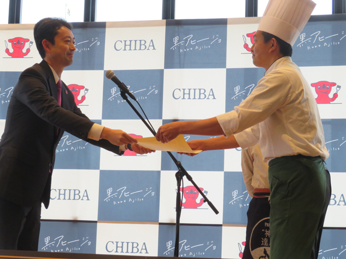 表彰状を授与する、熊谷俊人 千葉県知事